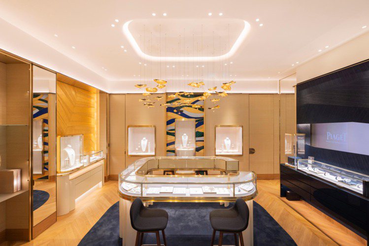 寬敞明亮的PIAGET台中大遠百專賣店，以品牌經典金色為主軸，同時鏤空的金屬雕刻牆面靈感則來自米蘭式編織鏈帶。圖／PIAGET提供