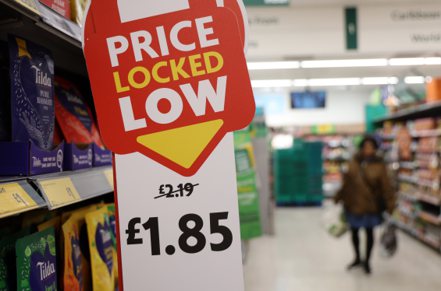 英國2月消費者物價指數（CPI）年增率為3.4%，低於市場預期，並寫下2021年9月來最低通膨率。 （歐新社）