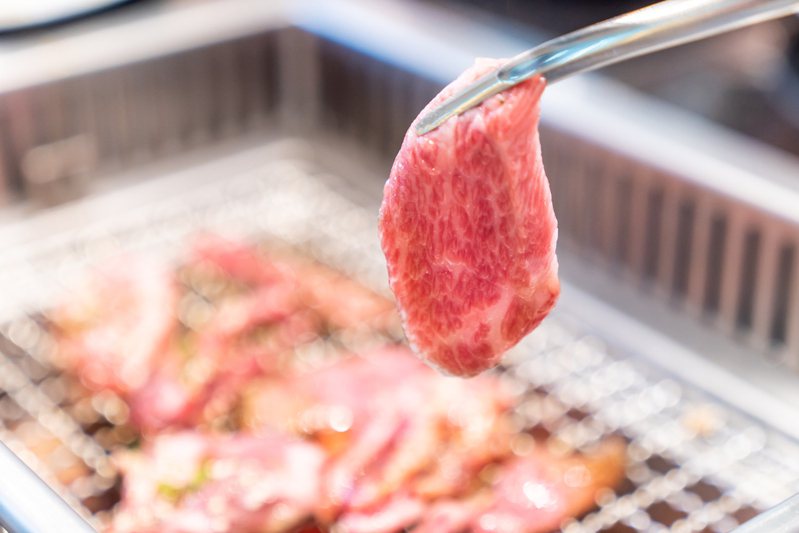 一位日本網友抱怨在吃到飽燒肉店狂點50份牛舌後，疑似讓店長不太開心。燒肉示意圖，非當事人及事物。圖／Ingimage