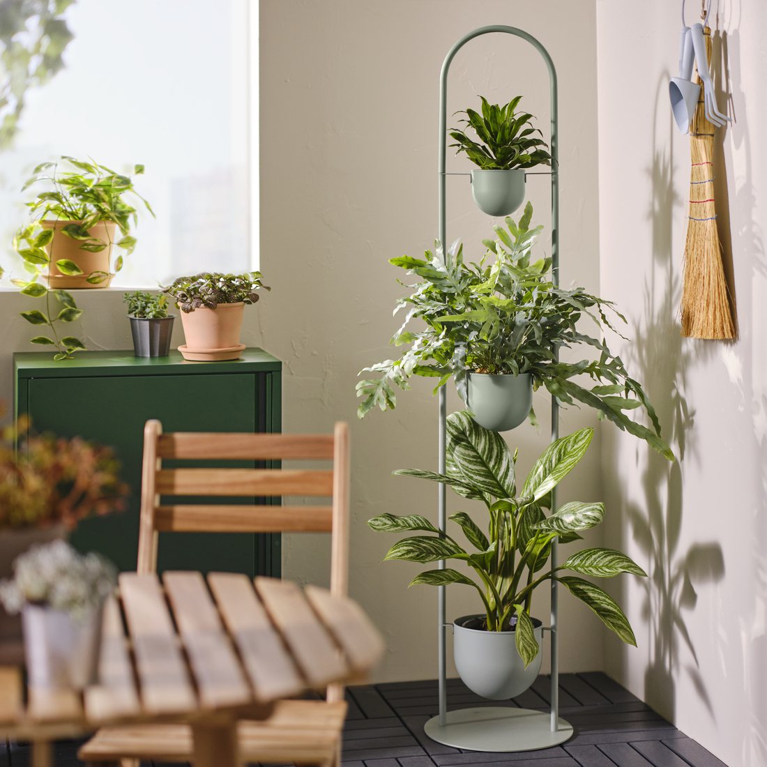 DAKSJUS盆栽架附花盆，室內/戶外用，售價：1,699元 圖/IKEA