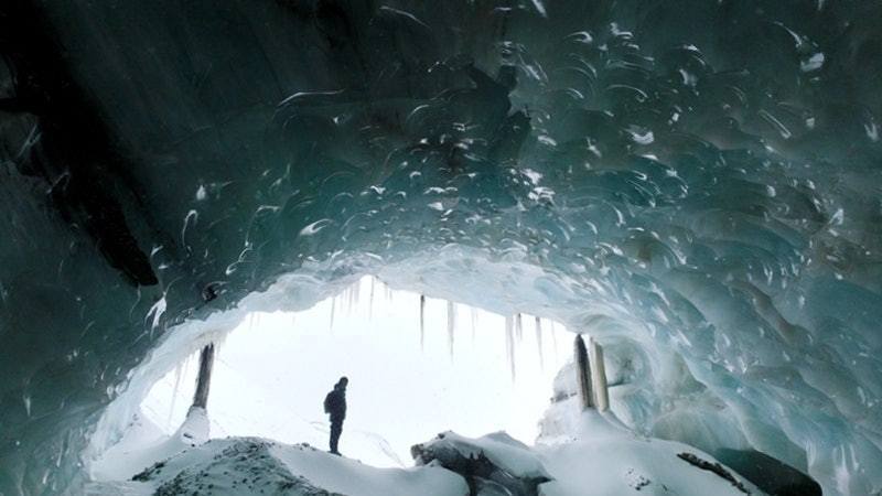 西藏昌都新發現一處絕美的大型雙層冰洞。圖／擷自大陸人民日報
