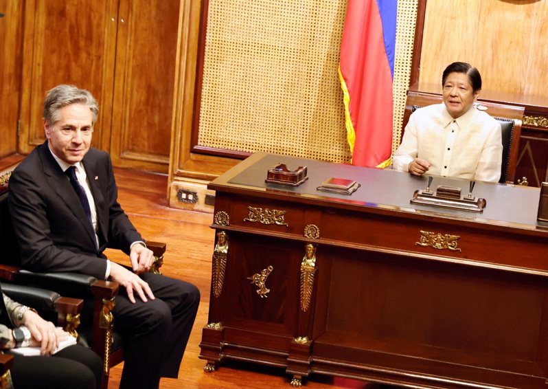菲律賓總統馬可仕（右）19日在馬尼拉總統府接見美國國務卿布林肯。（路透）