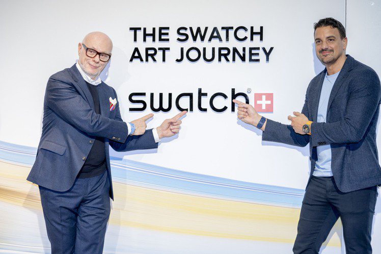 SWATCH全球CEO Alain Villard（右）、品牌負責藝術領域的SWATCH Art Peace Hotel CEO Carlo Giordanetti （左）。圖／SWATCH提供