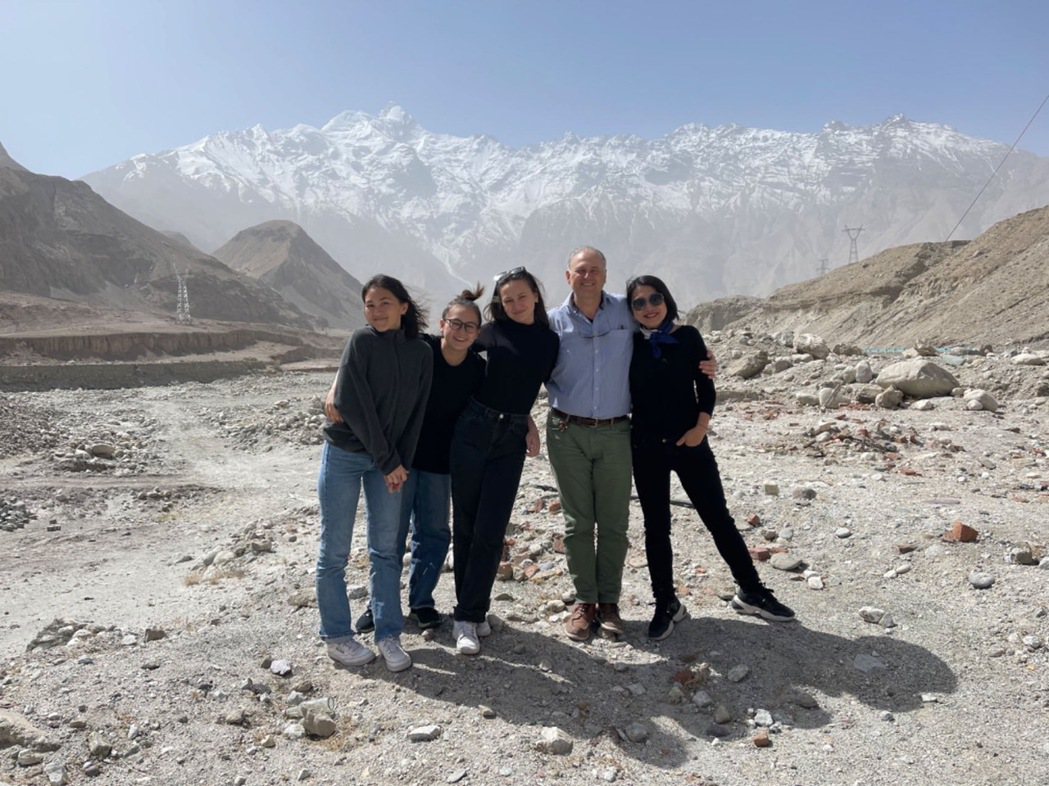 每年楊玟（右）全家都會一起旅行，圖為全家在新疆喀什地區。圖／楊玟提供