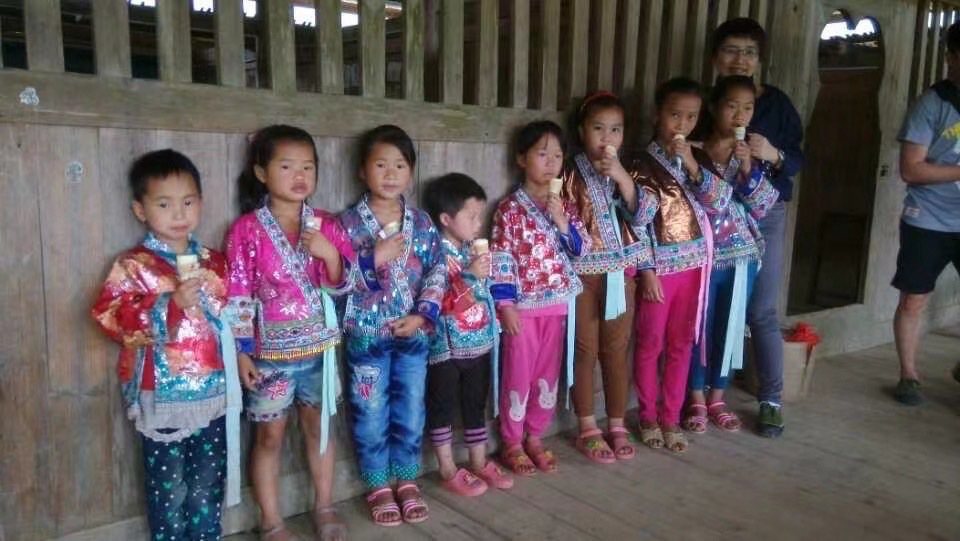 楊玟（右）與中國色彩女性就學資助組織在廣西苗寨一所只有兩個班級的小學。圖／楊玟提...