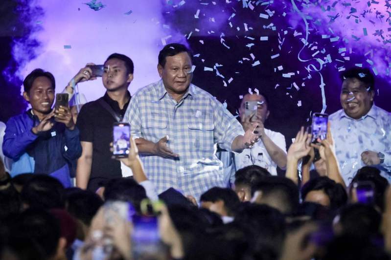 印尼總統大選20日完成計票，確認普拉伯沃勝選，馬來西亞首相安華送上祝賀。圖為普拉伯沃（中）14日在勝選之夜接受支持者歡呼。（法新社）
