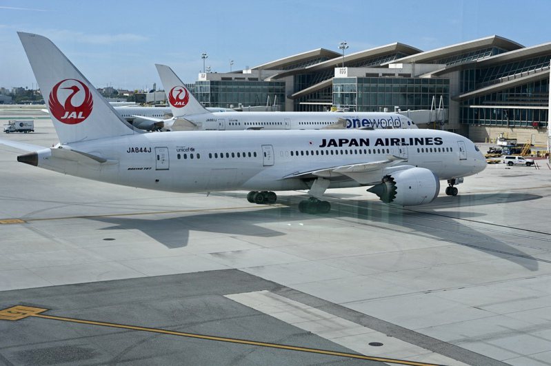 日本航空公司（Japan Airlines）今天宣布，向美國波音公司（Boeing）及歐洲飛機製造商空中巴士（Airbus）採購共42架飛機。圖為日本航空波音787飛機出現在加州洛杉磯的洛杉磯機場 。法新社
