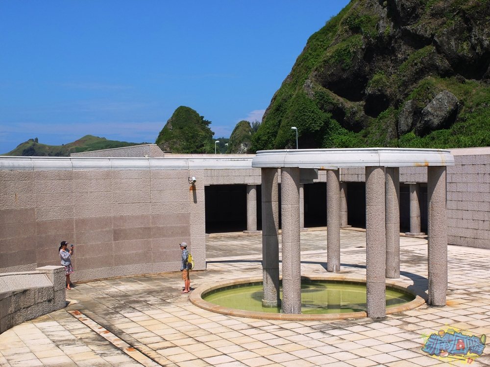 亞洲第一座人權紀念碑設立於綠島的公館村，當時白色恐怖時期已留下了不可抹滅的歷史傷痕。