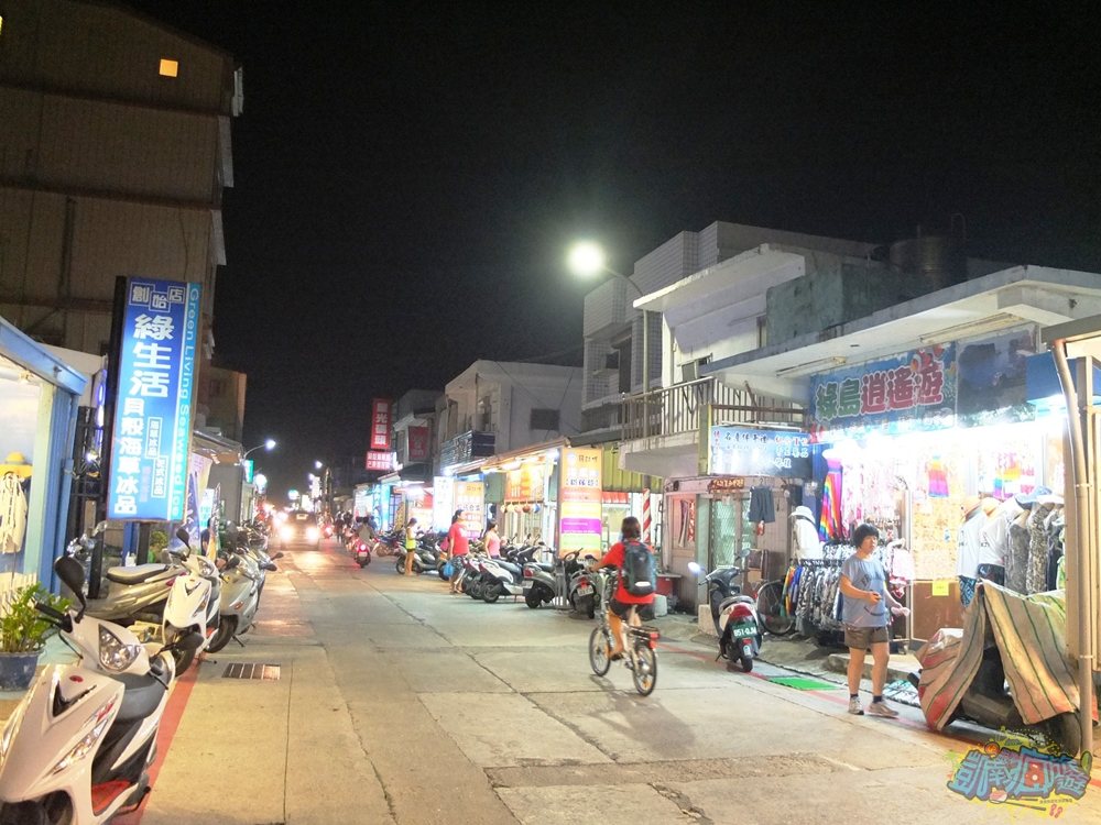 南寮大街位於南寮村西部，類似墾丁大街的感覺，街上也是食衣住行樣樣有，聚集很多家餐飲小吃、紀念品伴手禮店，就連便利超商也立足於此。