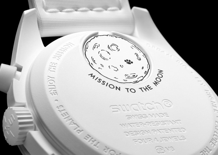 Swatch聯名Omega「Snoopy史努比」MoonSwatch登月表，電池蓋上印刷了靈感來自Peanuts漫畫世界的月亮圖案。圖／Swatch提供