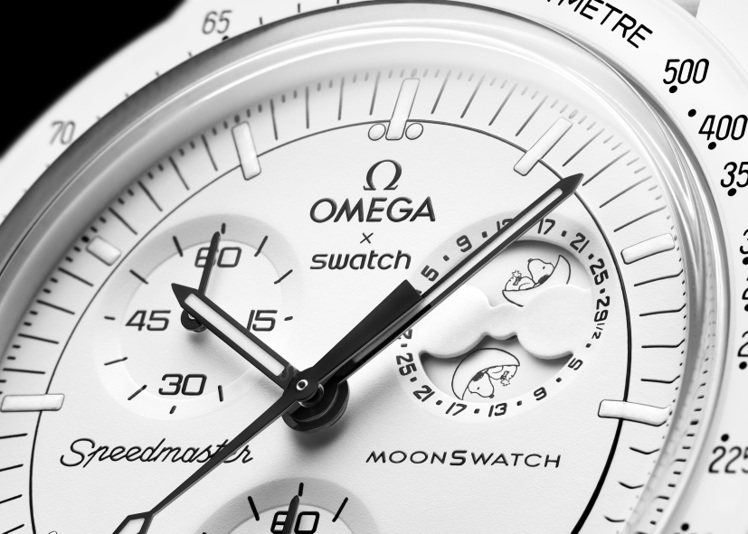 Swatch聯名Omega「Snoopy史努比」登月表，延續先前特別版的滿月概念，將位於2點鐘方向的計時盤替換成帶有史努比圖案的月相顯示功能。圖／Swatch提供