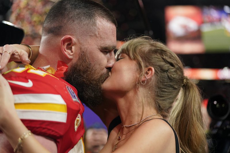 泰勒絲與男友凱爾西今年2月11日在超級盃場邊熱吻慶功。美聯社