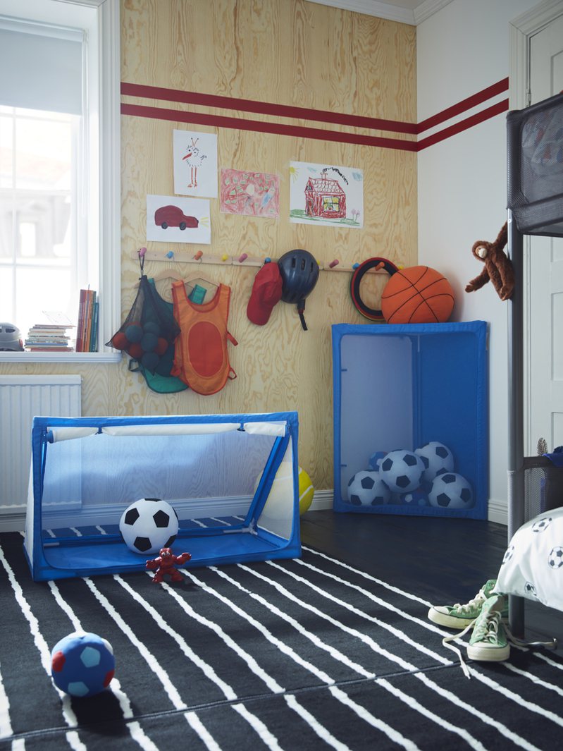 IKEA SPORTSLIG足球收納球門，家中變成運動場。圖／IKEA提供