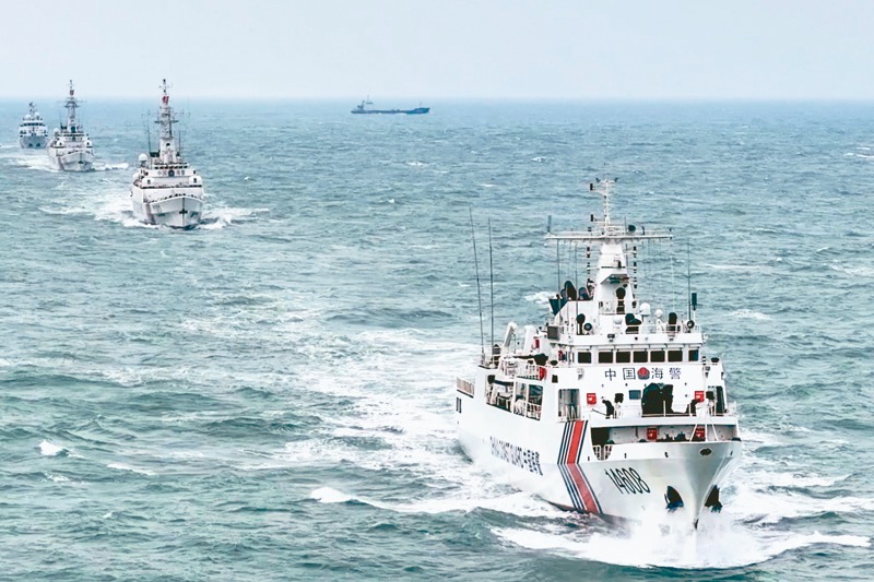 大陸海警15日發布，福建海警組織艦艇編隊在金門附近水域「執法巡查」。圖為上月底在金門水域的大陸海警艦艇。圖／取自大陸海警官網