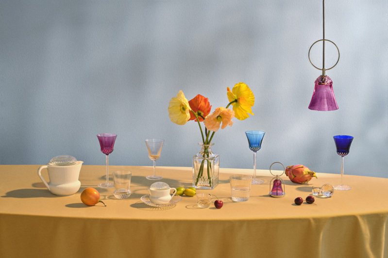 2023年推出的APOLLO系列，是品牌與茶藝師茶藝師Lydia Gautier合作所設計，具兩套分別為歐洲、亞洲設計的茶具系列，並保留1979年Thistle系列的威尼斯豎紋杯身搭配薊花形斜面切割為特色。圖／Saint Louis提供