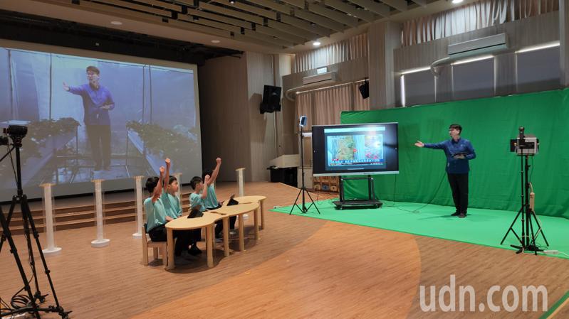 苗栗縣教育處在福星國小建置的「5G XR數位共學中心」上午啟用。記者胡蓬生／攝影
