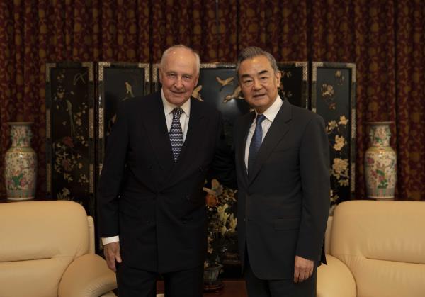 大陸外交部長王毅（右）在雪梨會見澳洲前總理吉亭。（圖／取自大陸外交部網站）