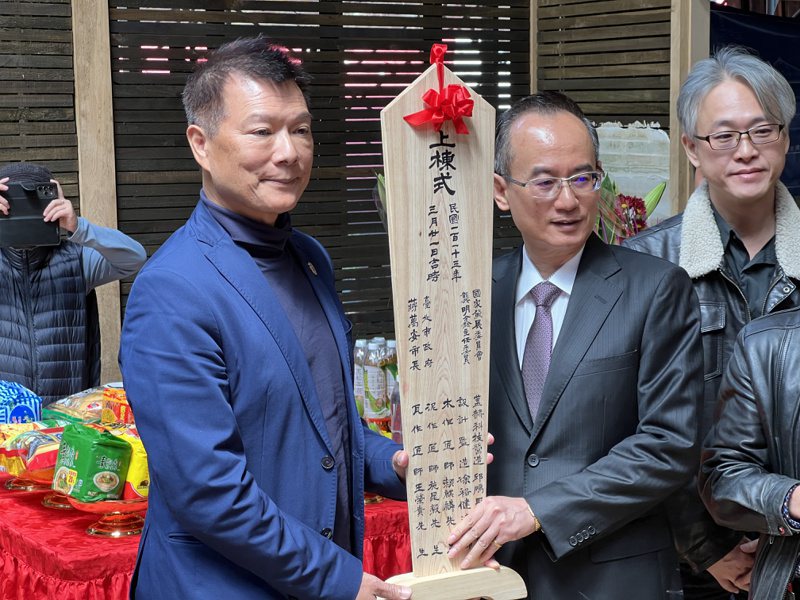 台北市文化局長蔡詩萍（左）出席草山御賓館的上棟式。記者鍾維軒／攝影