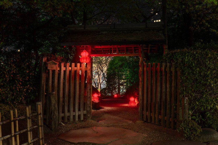 Qeelin東京晚宴的八芳園將場地融入了中國的紅色、以及品牌的Qeelin葫蘆與Wulu輪廓。圖／Qeelin提供