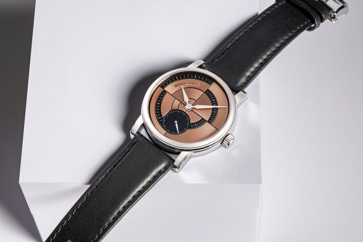 Schwarz Etienne Roma Geometry幾何腕表，39毫米、精鋼、18K金面盤並經機刻雕紋紋飾，時間顯示、自製自動上鍊機芯、微型自動盤、86小時動力儲存，全球限量100只，73萬8,000元。圖／瑞博品提供