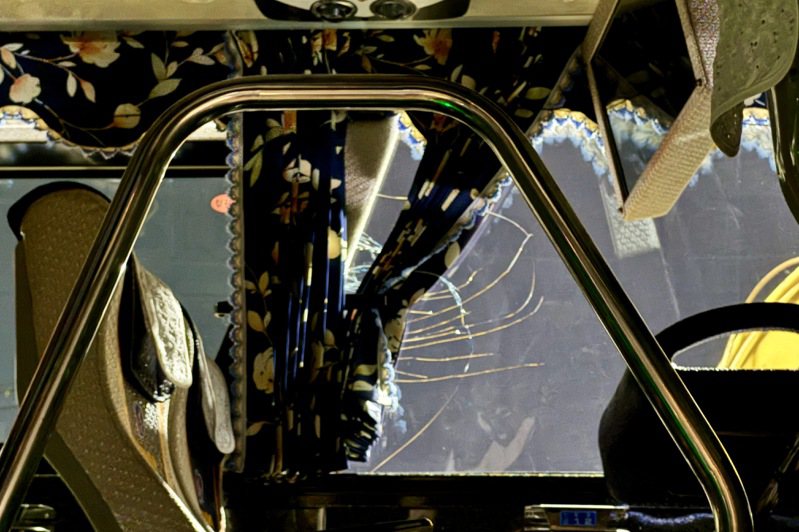 肇事遊覽車不僅被削去上方車頭，劇烈撞擊也讓車窗玻璃碎裂。記者古和純／攝影