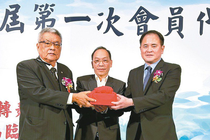 台灣機械公會第29屆理事長魏燦文（左）正式交棒給第30屆新任理事長莊大立（右）。 記者宋健生／攝影