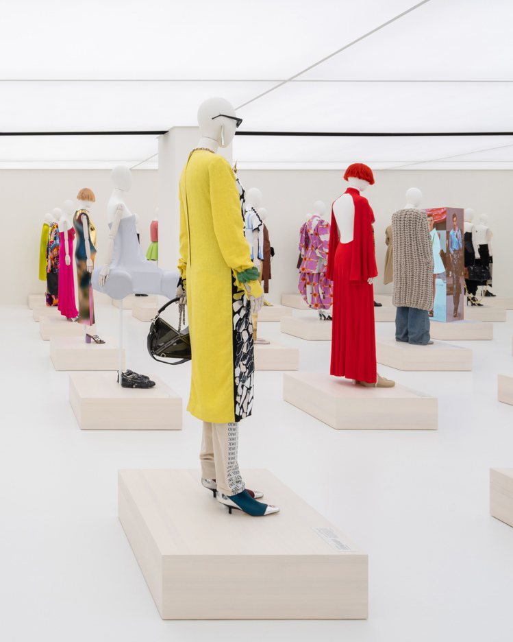 「Fashion Without Limits」展區69款男女裝刻畫Jonathan Anderson自2013年擔任創意總監以來的時裝系列。圖／LOEWE提供
