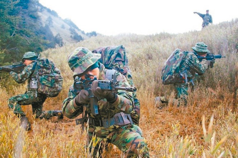 美國陸軍綠扁帽特種部隊與台灣陸軍航空特戰指揮部，在台灣山區舉行每年固定的「互動操演」。本報資料照片