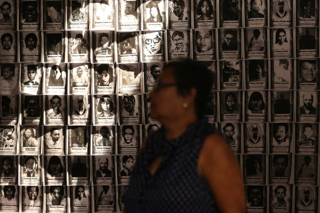 菲律賓阿吉納爾多營人民力量革命紀念館展出戒嚴受害者資料。1986年2月22日在天...