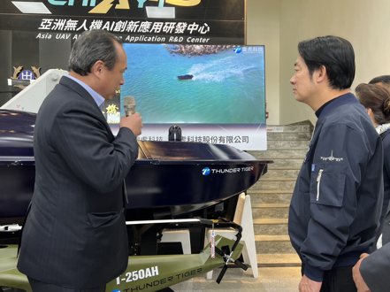 雷虎科技董事長陳冠如（左）向總統當選人賴清德（右）介給最新開發的水上無人艇海鯊號，並建議新政府發展海域無人艇。 雷虎科技提供