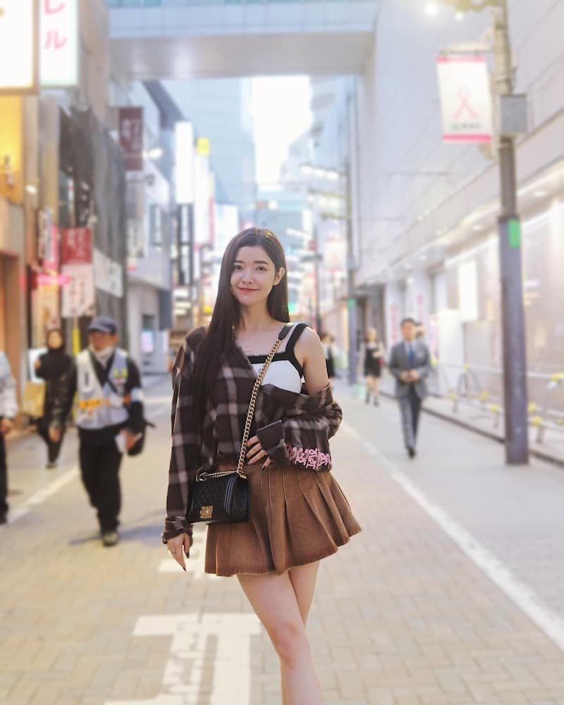 蘇小軒穿搭技巧 2. 小露鎖骨香肩 圖片來源：xiaoxuansu@Instagram
