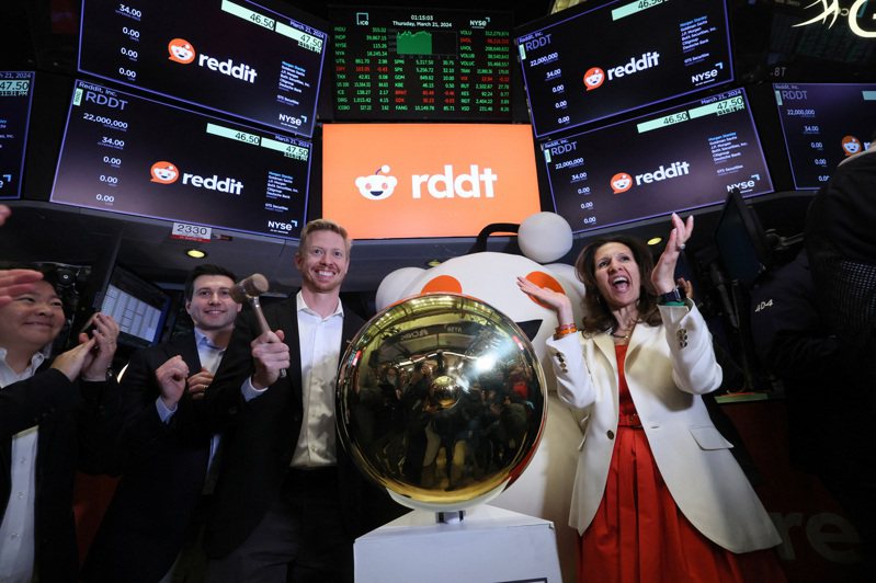 社群平台Reddit在美股市場掛牌上市，執行長Steve Huffman在紐約證交所舉行敲鐘儀式。 路透