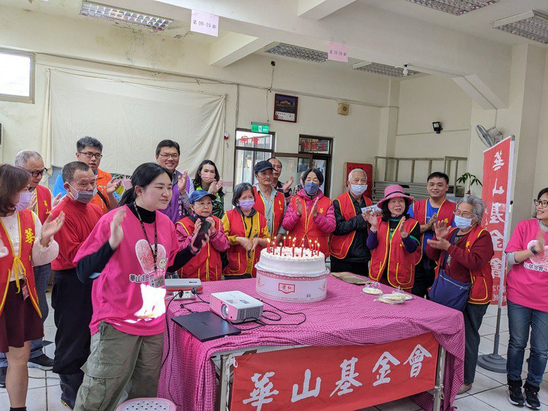 華山基金會汐止站，在地服務18年，在江北市民活動中心舉辦感恩茶會，同時也為孤老們慶生。圖／觀天下有線電視提供