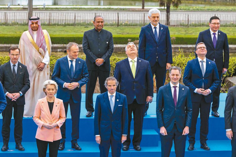 歐盟執委會主席范德賴恩（前排左一）等參加首屆核能峰會的領袖廿一日在布魯塞爾合影。（法新社）