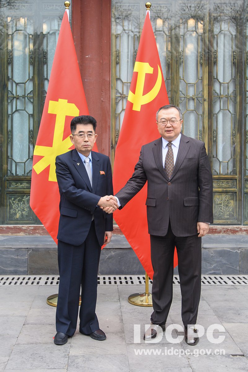 中共中央對外聯絡部部長劉建超21日在北京同朝鮮勞動黨中央政治局候補委員、國際部長金成男舉行會談。
