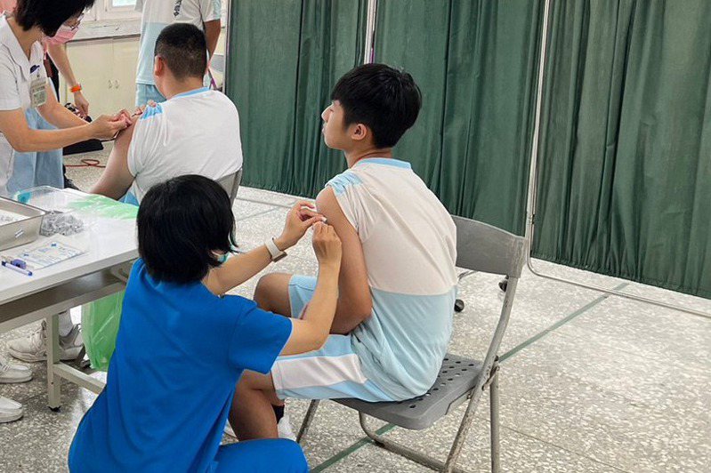 新竹市政府安排醫療團隊進入校園接種新冠XBB疫苗，迄今近2000名學童完成接種。圖／竹市府提供