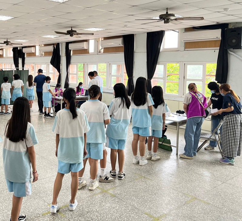 新竹市政府安排医疗团队进入校园接种新冠XBB疫苗，迄今近2000名学童完成接种。图／竹市府提供