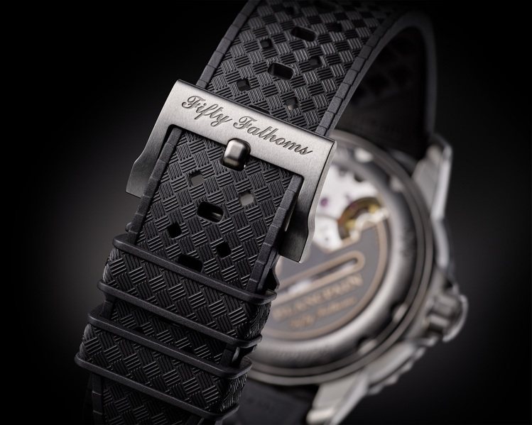 Blancpain新款五十噚腕表並搭配擁有織紋紋理的橡膠表帶，動感同時文質彬彬。圖／Blancpain提供
