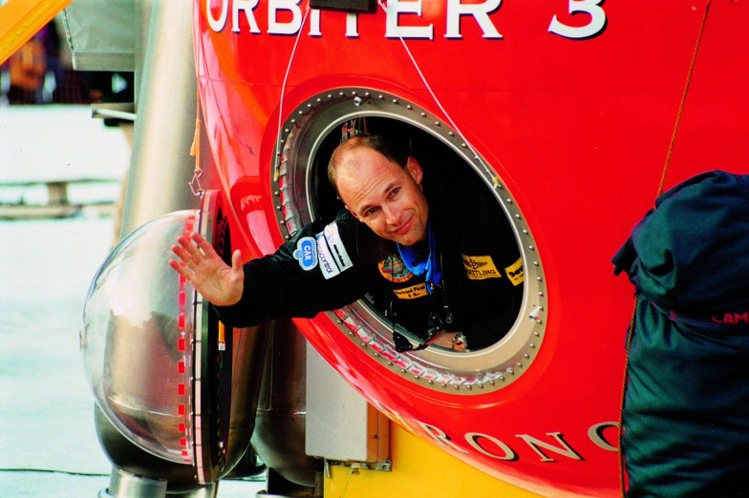 1999年3月21日，百年靈Orbiter 3號熱氣球，完成了不間斷環球飛行的任務，合計飛行45,633公里、歷時19天21小時又47分鐘。圖／百年靈提供