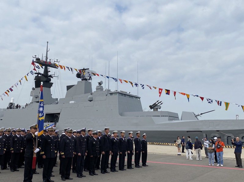 3艘軍艦今抵達台中港，今、明兩天開放民眾參觀。記者林佩均／攝影