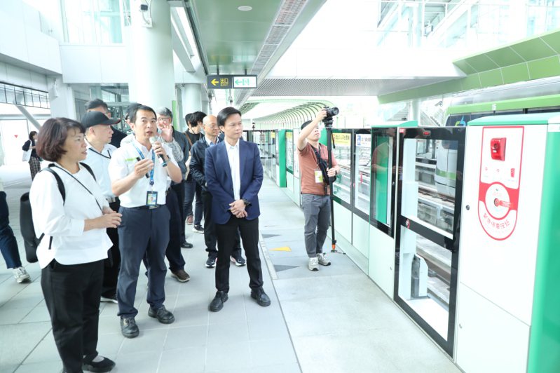 嘉义市长黄敏惠（左）率市府团队2天参访台中捷运、绿空铁道轴线等重大建设。图／嘉市府提供