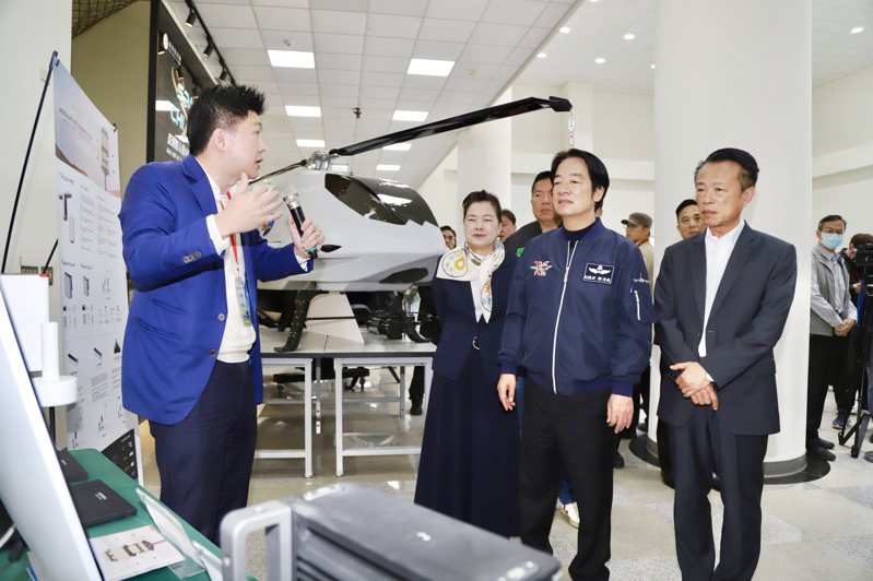 副总统赖清德(中)前往亚洲AI创新研发应用中心访视无人机产业发展情形。嘉义县政府提供