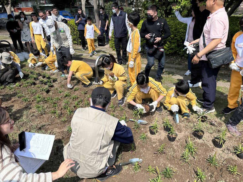 学童认真拿起铲子挖土种植，纷纷笑说「好有趣！希望植物可以快快长大！」记者张曼苹／摄影