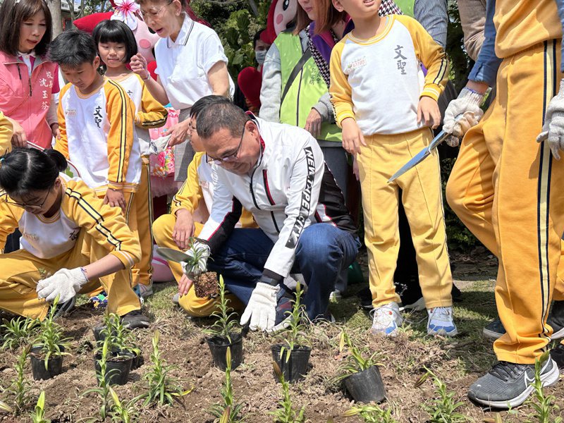 侯友宜今与文圣国小学童一起种植原生台湾百合。记者张曼苹／摄影