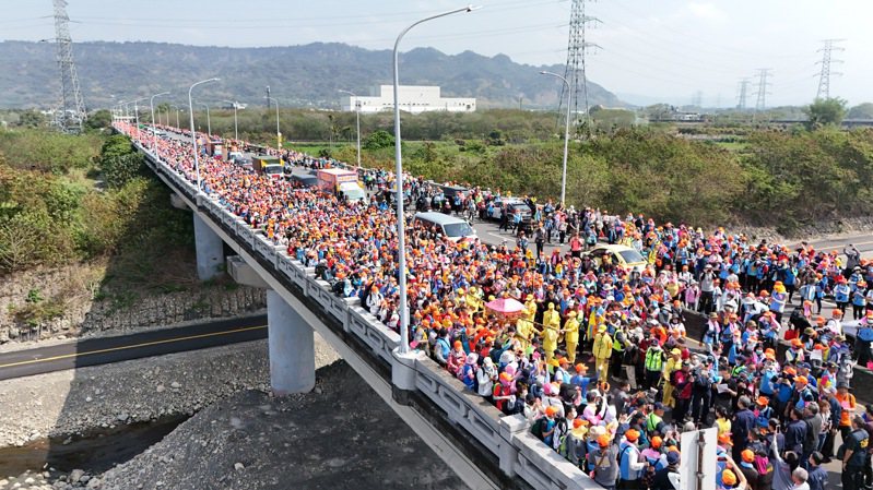 「粉紅超跑」從彰雲大橋進入雲林縣境時，多達20萬人隨行，場面盛大。圖／白沙屯媽祖網路電視台提供