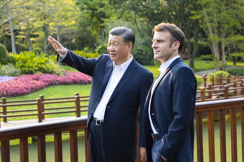 法國總統馬克宏（右）計畫在今年5月於巴黎招待來訪的大陸國家主席習近平（左）。圖為2023年4月雙方在中國會晤。新華社