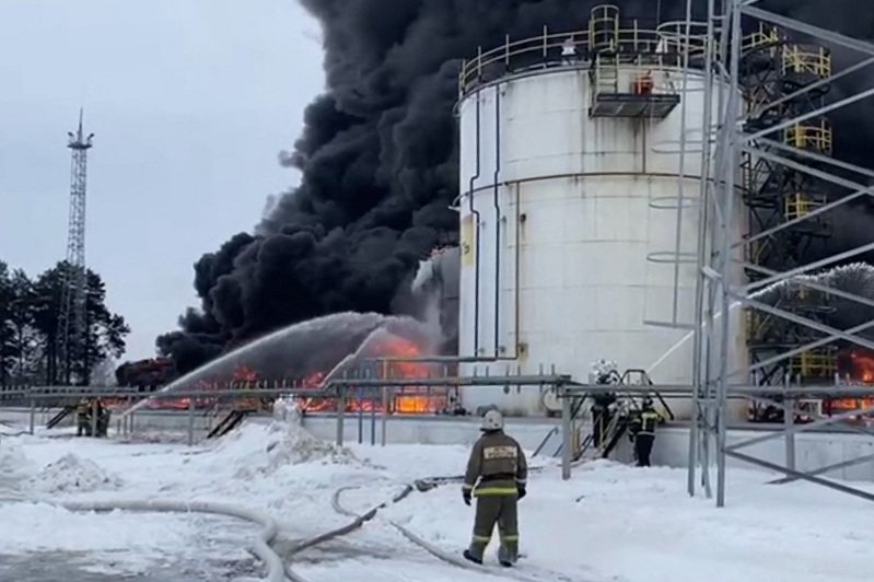 這張擷取自俄羅斯緊急情況部1月19日發布宣傳影像的照片顯示，布良斯克州克林齊遭無人機攻擊後，救援人員努力撲滅一處油庫的火勢。歐新社