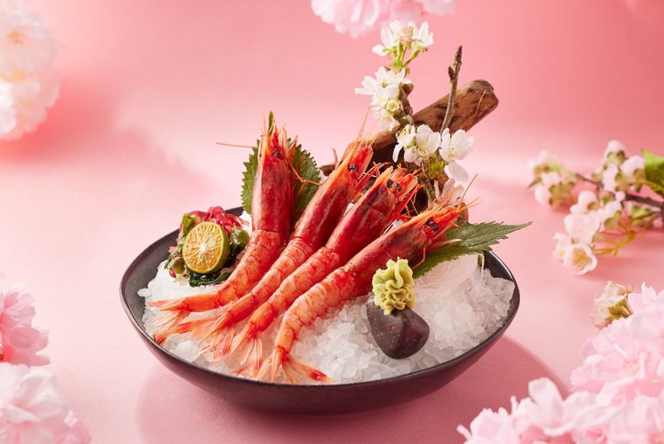 4月底前，到「藝奇」出示指定畫面並消費任兩客套餐，就招待「胭脂蝦刺身」一份。圖/王品集團提供