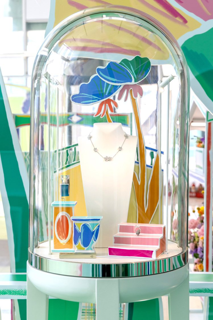 充滿空氣感的玻璃罩內，展出了梵克雅寶的Frivole系列珠寶，粉嫩、閃耀、繁盛。圖／梵克雅寶提供