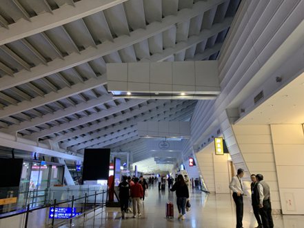 為降低關燈活動對機場營運及旅客出入境作業影響，機場公司已預先進行燈光調整預演。 圖／桃機公司提供